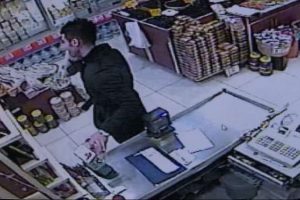 Sadaka kutusu hırsızı kamerada