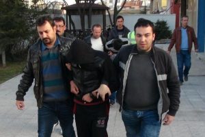 &Ccedil;aldıkları paraları sayan hırsızlar yakalandı