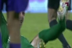 2 futbolcunun ayağı aynı ma&ccedil;ta &ccedil;atladı