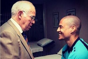 Aragones'in &ouml;l&uuml;m&uuml; futbol d&uuml;nyasını yasa boğdu