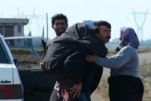 Annesini sırtında taşıyarak T&uuml;rkiye'ye sığındı