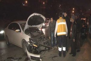 İki otomobil kafa kafaya &ccedil;arpıştı: 6 yaralı