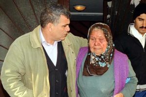 Kafasına taşla vurup, g&ouml;z&uuml;ne parmak soktular