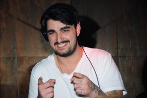 İdo yeni kaşlarıyla DJ setinde &ccedil;oşturdu