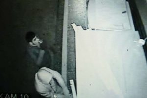 Sırt sırta verip soygun yaptılar