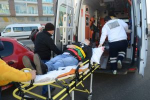 Kamyonetle otomobil &ccedil;arpıştı: 3 yaralı