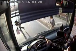 Otob&uuml;sten indi, TIR'ın altında kaldı