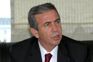 'H&uuml;k&uuml;met otob&uuml;s yakanlarla masaya oturdu'