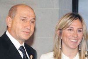 &Uuml;nl&uuml; m&uuml;teahhidin kızına sahte etek