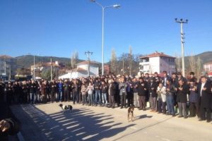 B&uuml;y&uuml;korhan'da binlerce kişi askerlerini uğurladı