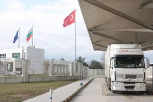 Kapıkule'de bekleyen TIR'lardaki gıdalar bozuldu