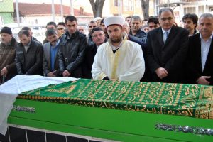 Annesinin cenaze namazını kıldırdı