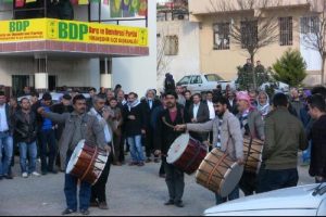 Eski Başkan'a davullu zurnalı karşılama