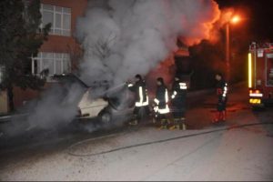 Park halindeki otomobil alev alev yandı