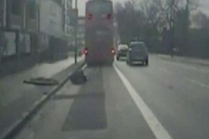 Tekmeyi yiyen yolcu camdan aşağı fırladı
