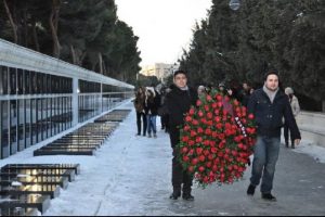 T&uuml;rk &ouml;ğrenciler Bak&uuml;'de