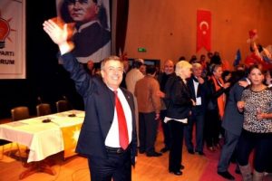 Alkol &ccedil;ıkışının arkasında durdu