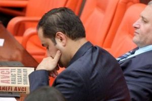 AK Parti'li vekilin &ouml;n&uuml;ndeki kitaba dikkat!