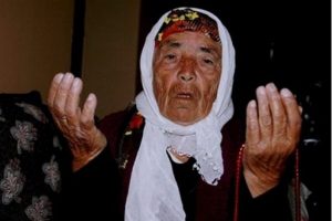 100 yaşındaki Zaide Nine kimlik sahibi oluyor