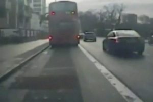 Otob&uuml;ste dehşet, camdan dışarı fırladı