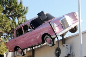 D&uuml;ğ&uuml;n salonuna 1963 model Mercedes