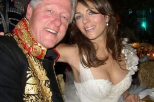&Uuml;nl&uuml; akt&ouml;rden Clinton'la ilgili şok iddia