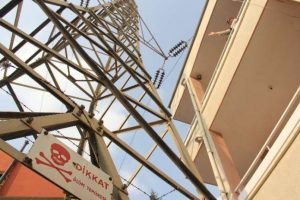Y&uuml;ksek gerilimli ev tehlike sa&ccedil;ıyor