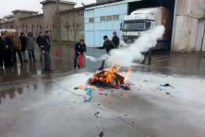 İtfaiyeden fabrika personeline yangın s&ouml;nd&uuml;rme eğitimi