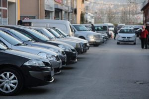 Sıfır otomobil fiyatları u&ccedil;tu, ikinci el satıcıları umutlandı