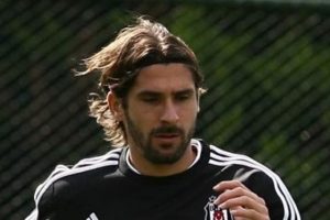 Escude futbolu bırakıyor mu?