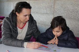 Rus anne oğluna T&uuml;rk&ccedil;eyi resimlerle &ouml;ğretti