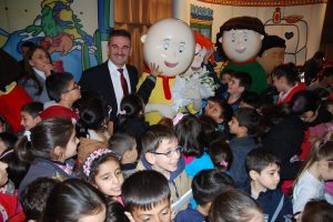 Caillou m&uuml;zikalinde satran&ccedil; takımı ve oyuncak coşkusu