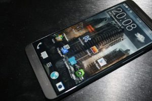 HTC One Plus g&ouml;r&uuml;nd&uuml;