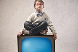 &Ccedil;ocuklar diz &ccedil;&ouml;k&uuml;p televizyon izlemesin
