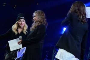 Madonna Pussy Riot ile aynı sahnede