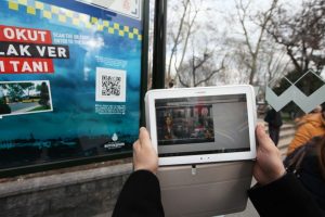 Otob&uuml;s duraklarında tarih dile geliyor
