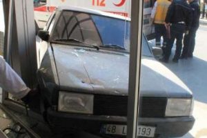 Ehliyetsiz s&uuml;r&uuml;c&uuml;n&uuml;n aracı kontrolden &ccedil;ıkınca...
