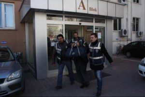 Sahte komiseri ger&ccedil;ek polisler yakaladı
