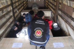 TIR'ın dorsesinde yakalandılar