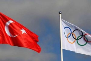 T&uuml;rk bayrağı t&ouml;renle g&ouml;ndere &ccedil;ekildi