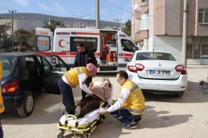 Kadın &ouml;ğretmen kırmızı ışıkta duran otomobile &ccedil;arptı