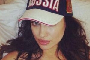 Irina Shayk &uuml;lkesi i&ccedil;in soyundu