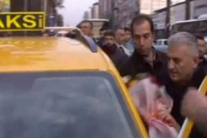 Binali Yıldırım İzmir'de taksi şoförü oldu