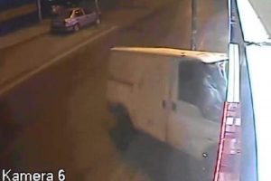 &Ouml;nce mağazaya sonra direğe &ccedil;arptı