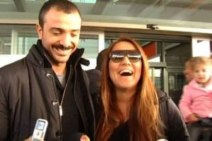Demet Akalın ve Hira hastaneden &ccedil;ıktı