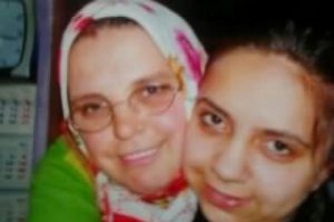 Kolundaki 3 bilezik i&ccedil;in  8 bı&ccedil;ak darbesi