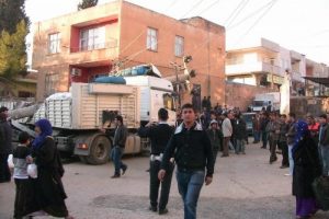 Freni kilitlenen TIR direğe &ccedil;arparak durabildi