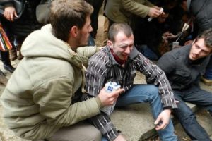 Polis ve &ouml;ğrenciler arasında &ccedil;atışma: 100 yaralı