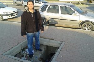 Dikkat! Kaldırımda kanalizasyon &ccedil;ukuru var