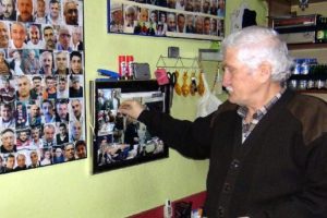 4 bin m&uuml;şterisinin fotoğrafını duvara astı!